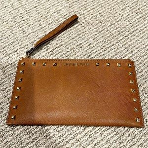 NWOT-Michael kors brown wristlet/purse. Never used.